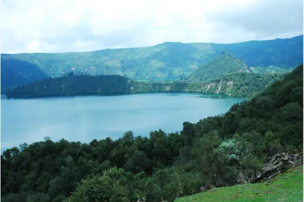 Équipe diversifiée de Sojourn Ethiopia Tours lors d'une formation sur la durabilité